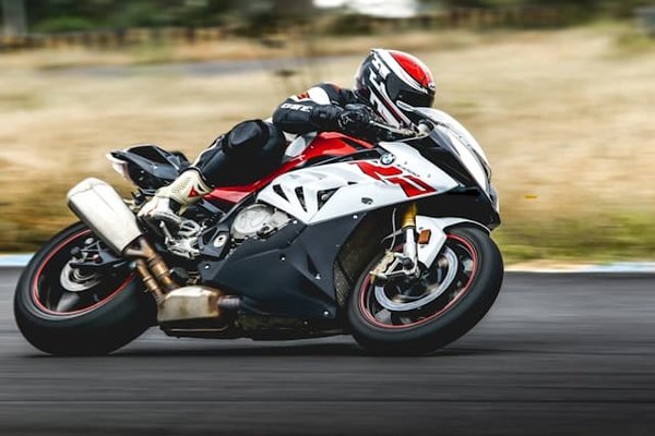 Comment améliorer les performances de freinage d'une Kawasaki Ninja H2 en utilisant des plaquettes de frein en carbone-céramique ?